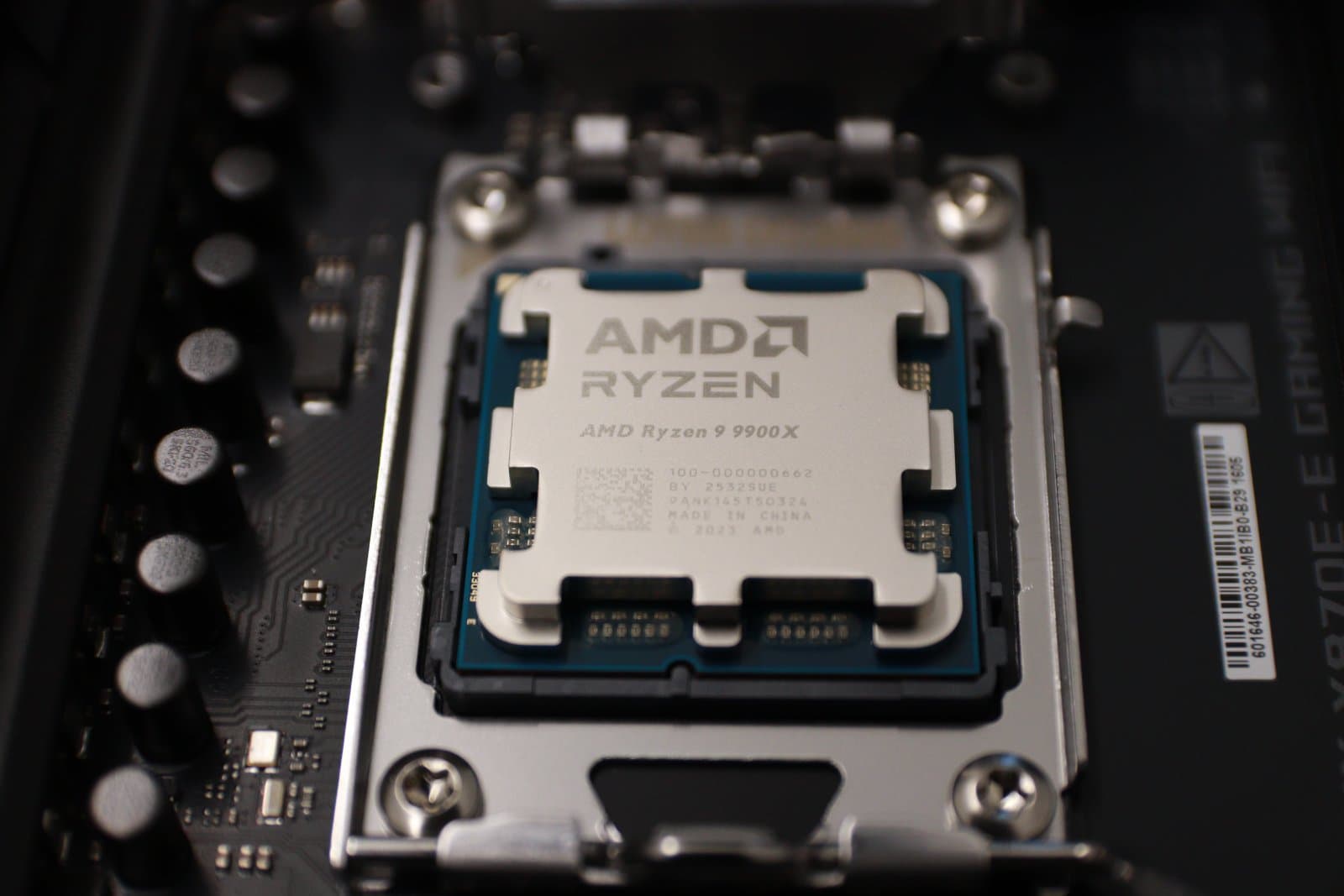 AMD Ryzen 9 9900X im Sockel des ASUS ROG Strix Mainboards.