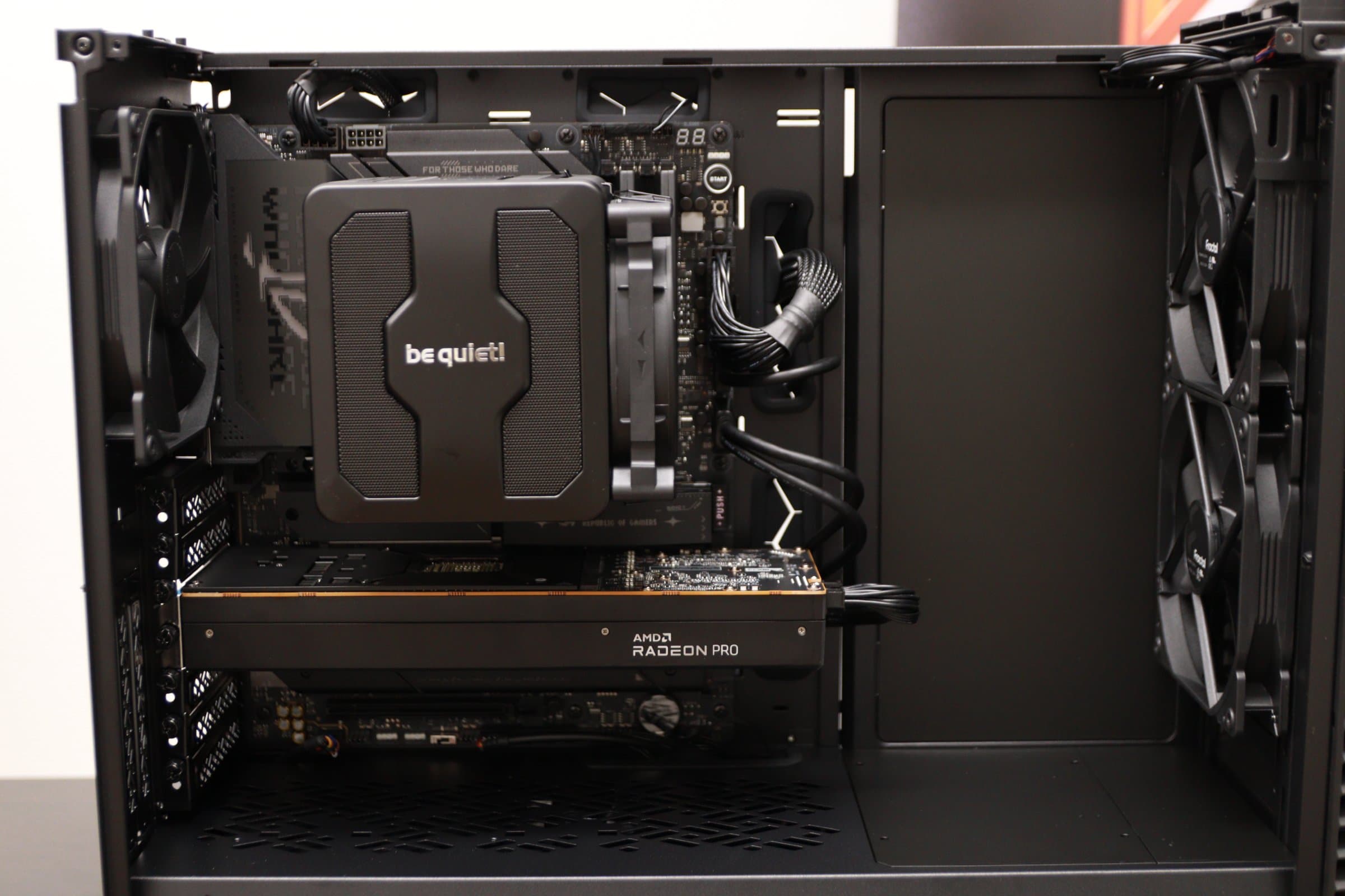 Geöffnetes Gehäuse unseres KI-Servers in Düsseldorf — be quiet! CPU-Kühler, AMD Radeon Pro GPU, ROG Strix Mainboard.
