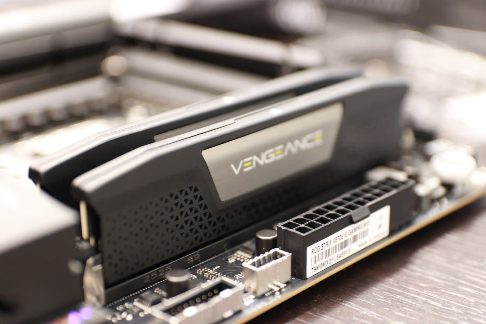 Corsair Vengeance DDR5-RAM-Module (96 GB) auf dem Mainboard.