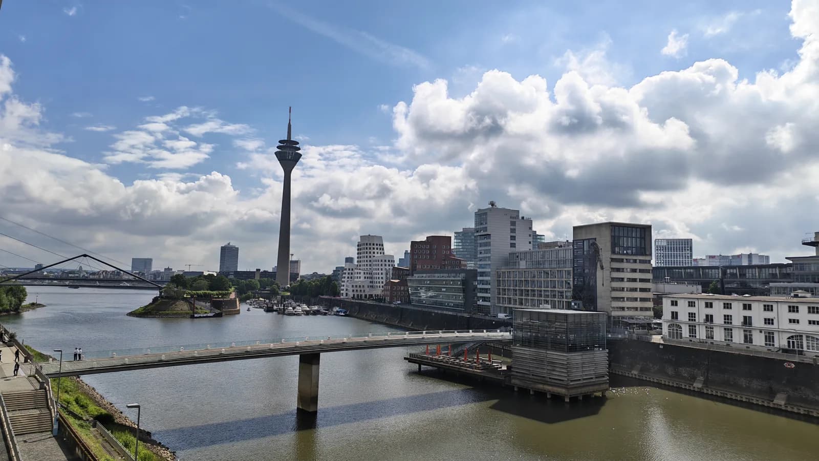 Blick aus dem NOBA-Experts-Büro über den Düsseldorfer Medienhafen mit Rheinturm und Hafenbecken
